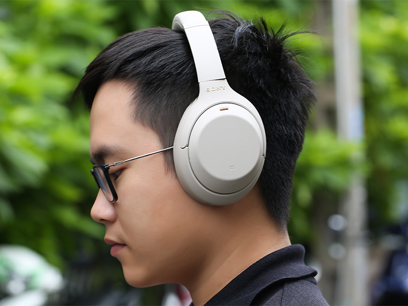 Người dùng sử dụng tai nghe Sony